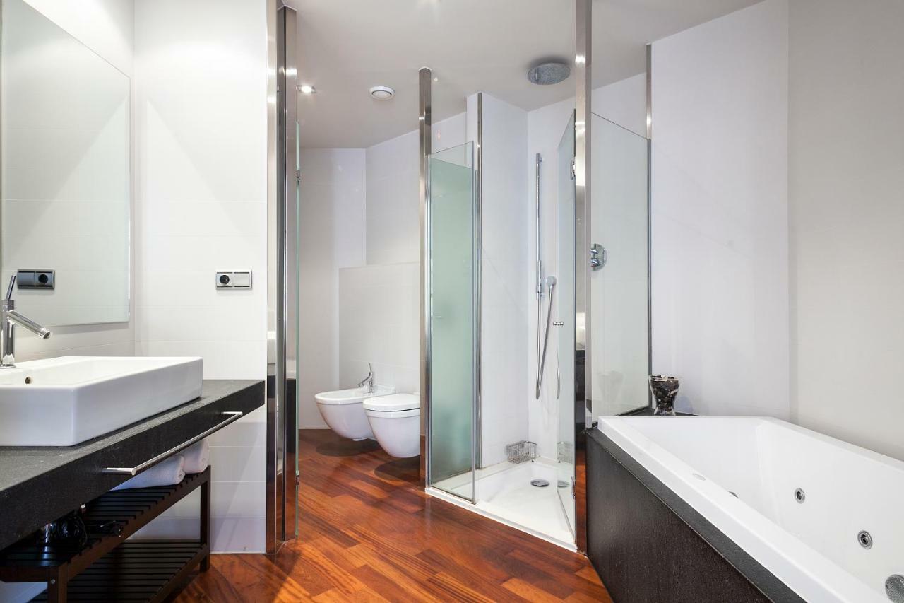 Uma Suites Passeig De Gracia 16 Barcelona Bagian luar foto